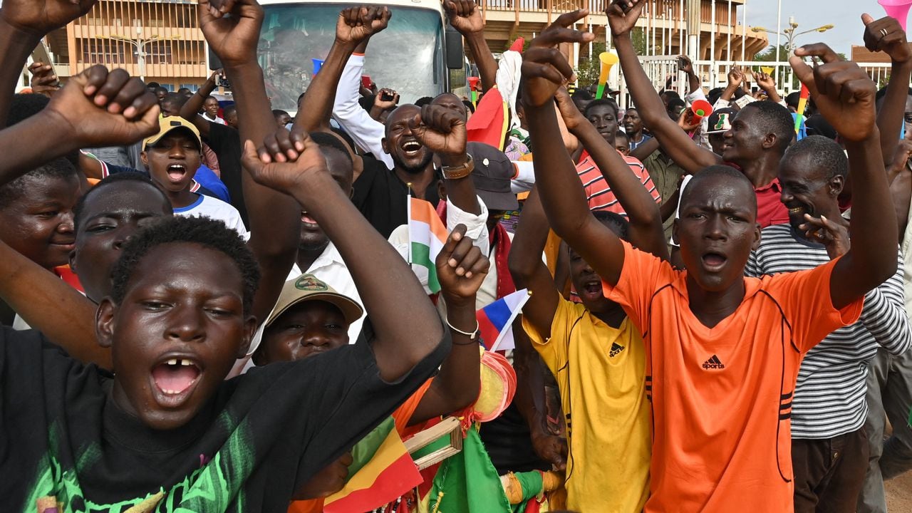 Los partidarios del Consejo Nacional para la Salvaguardia de la Patria (CNSP) de Níger se manifiestan en Niamey el 6 de agosto de 2023.