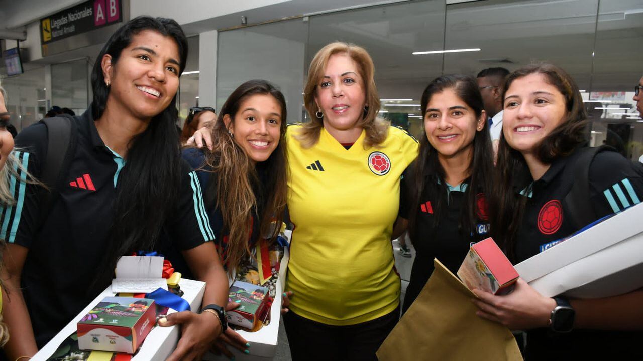 Integrantes de la Seleción Colombia femenina con la Gobernadora del Valle, Clara Luz Roldán.