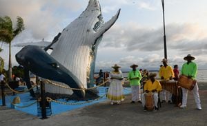 Un monumento de 9.8 metros de alto y 13 de largo, en forma de ballena, adorna el malecón de Buenaventura.