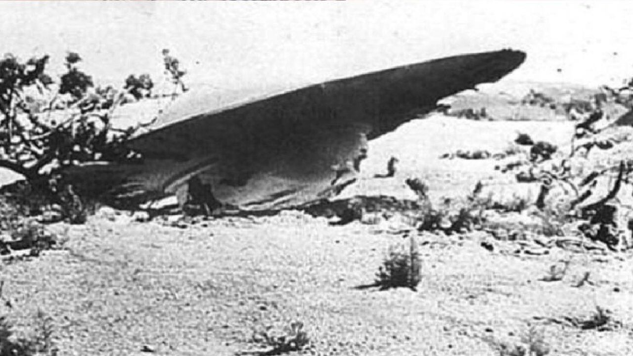 El caso Roswell ocurrió el 2 de julio de 1947, cuando un objeto volador no identificado se estrelló cerca de Roswell (Nuevo México). El ejército de Estados Unidos declaró que era  un globo meteorológico...