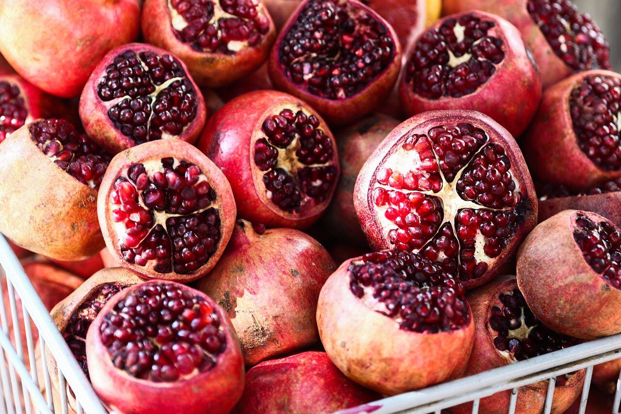 La granada es una fruta exótica y deliciosa que ha sido apreciada durante siglos por sus numerosos beneficios para la salud.