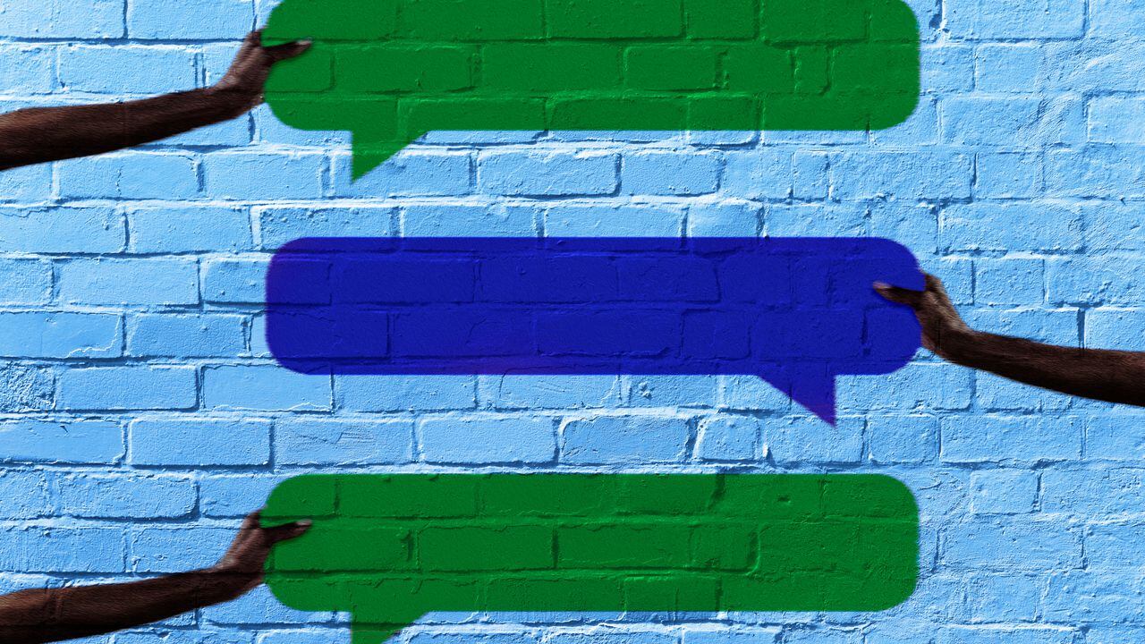 Personalice sus mensajes en WhatsApp con letras de un vibrante color azul.