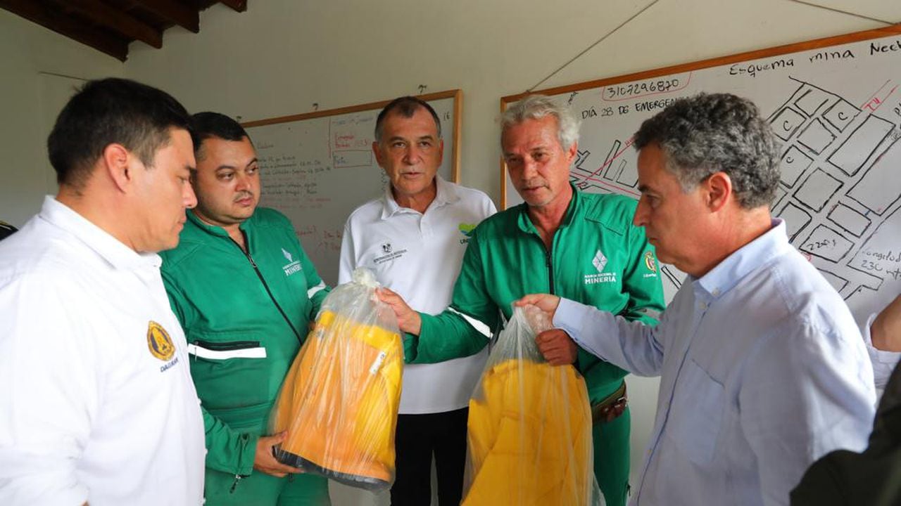 Durante la visita a la mina afectada en Amagá el gobernador entregó dos trajes para facilitar la búsqueda y rescate de cuatro cuerpos de trabajadores que faltan por extraer.