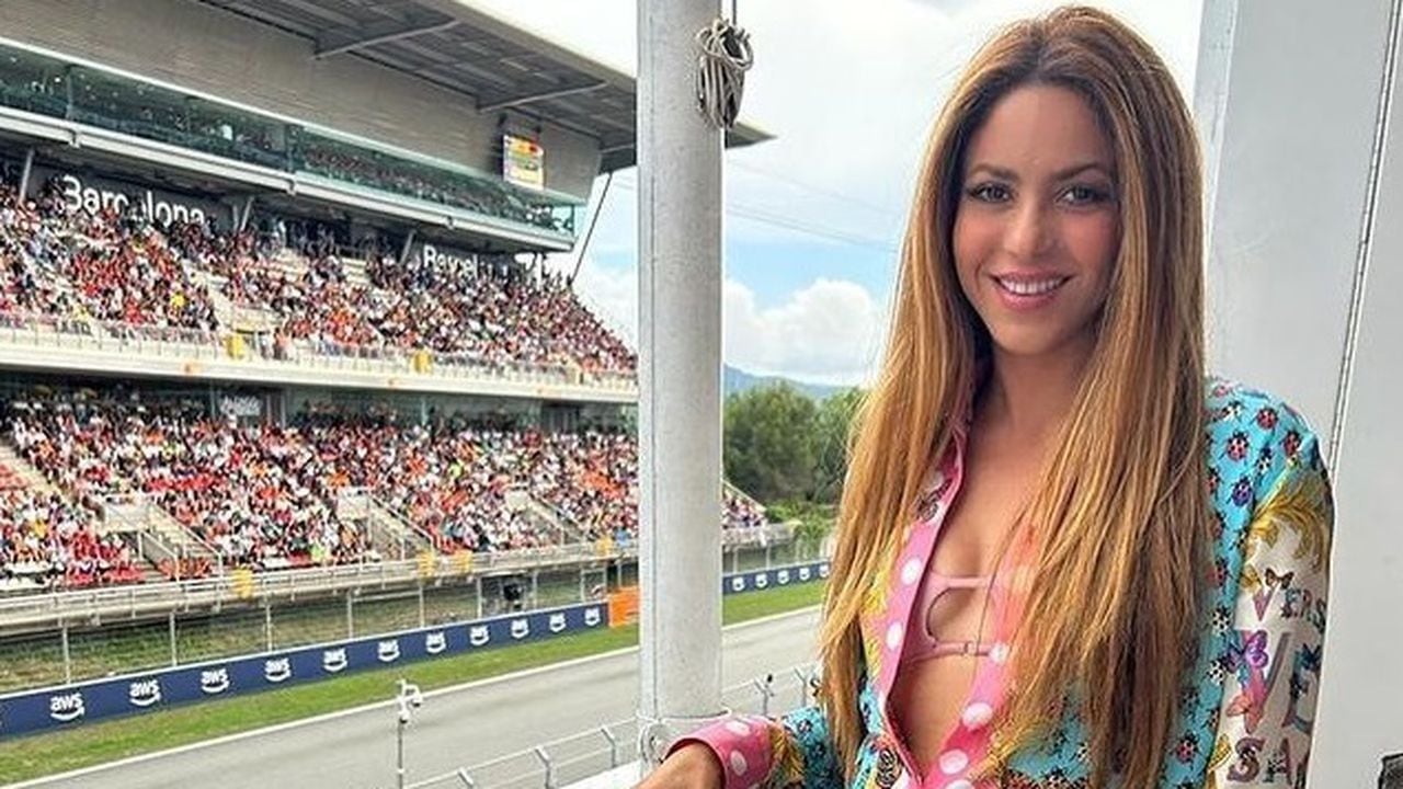 Shakira lució una camisa Versace durante el Gran Premio de España de F1.