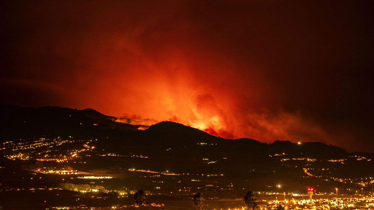 Vista de llamaradas en el horizonte a medida que el incendio avanza a través del bosque hacia la población de La Laguna y el aeropuerto de Los Rodeos en Tenerife, Islas Canarias, España, sábado 19 de agosto de 2023. (AP Foto/Arturo Rodriguez)