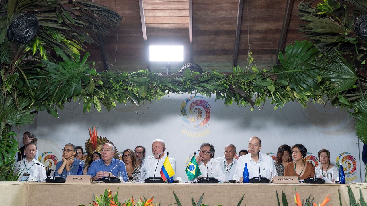 El presidente colombiano Gustavo Petro y el presidente brasileño Luiz Inacio Lula da Silva, acompañados por miembros de su gabinete de gobierno asisten al evento "Cumbre Camino a la Amazonía" en Leticia, Colombia, 8 de julio de 2023