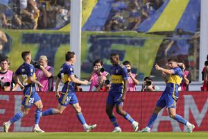 Boca Juniors' Miguel Merentiel, right, celebrates scoring his side's first goal against River Plate during an Argentine soccer league quarterfinal match in Cordoba, Argentina, Sunday, April 21, 2024. (AP Photo/Nicolas Aguilera)