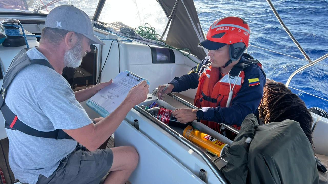 Momento en el que es rescatado el español Andrés Alfred Díaz en mar colombiano.