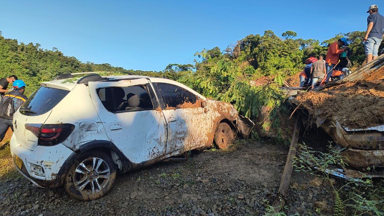 Una camioneta que fue arrastrada por la montaña en la vía entre Medellín y Chocó. Hay decenas de muertos.
