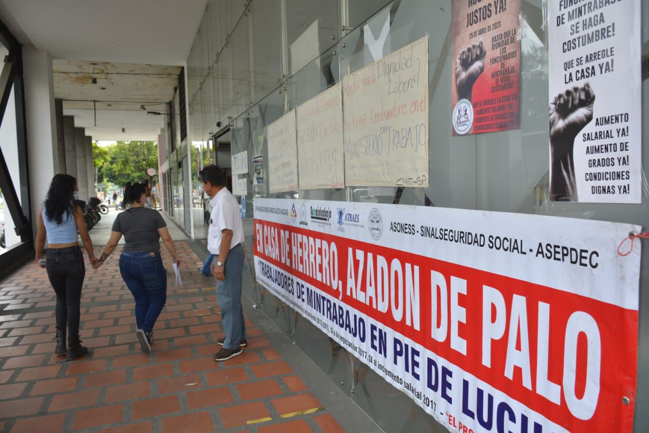Trabajadores del Ministerio de Trabajo protestan y solicitan a la Ministra un ajuste salarial. Foto: Jorge Orozco/El País