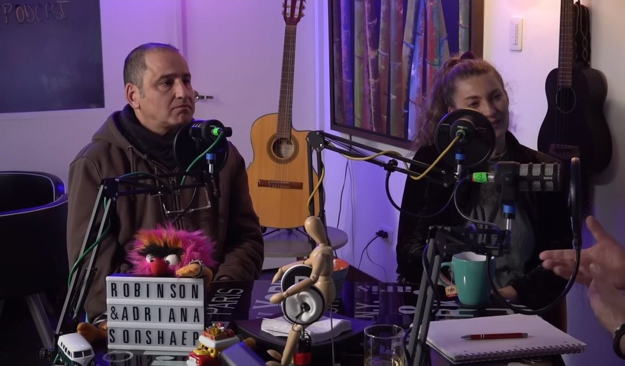 Robinson Díaz y Adriana Arango en ‘Ser o no Ser, he ahí el Podcast’, dirigido por el director Mauricio Navas
