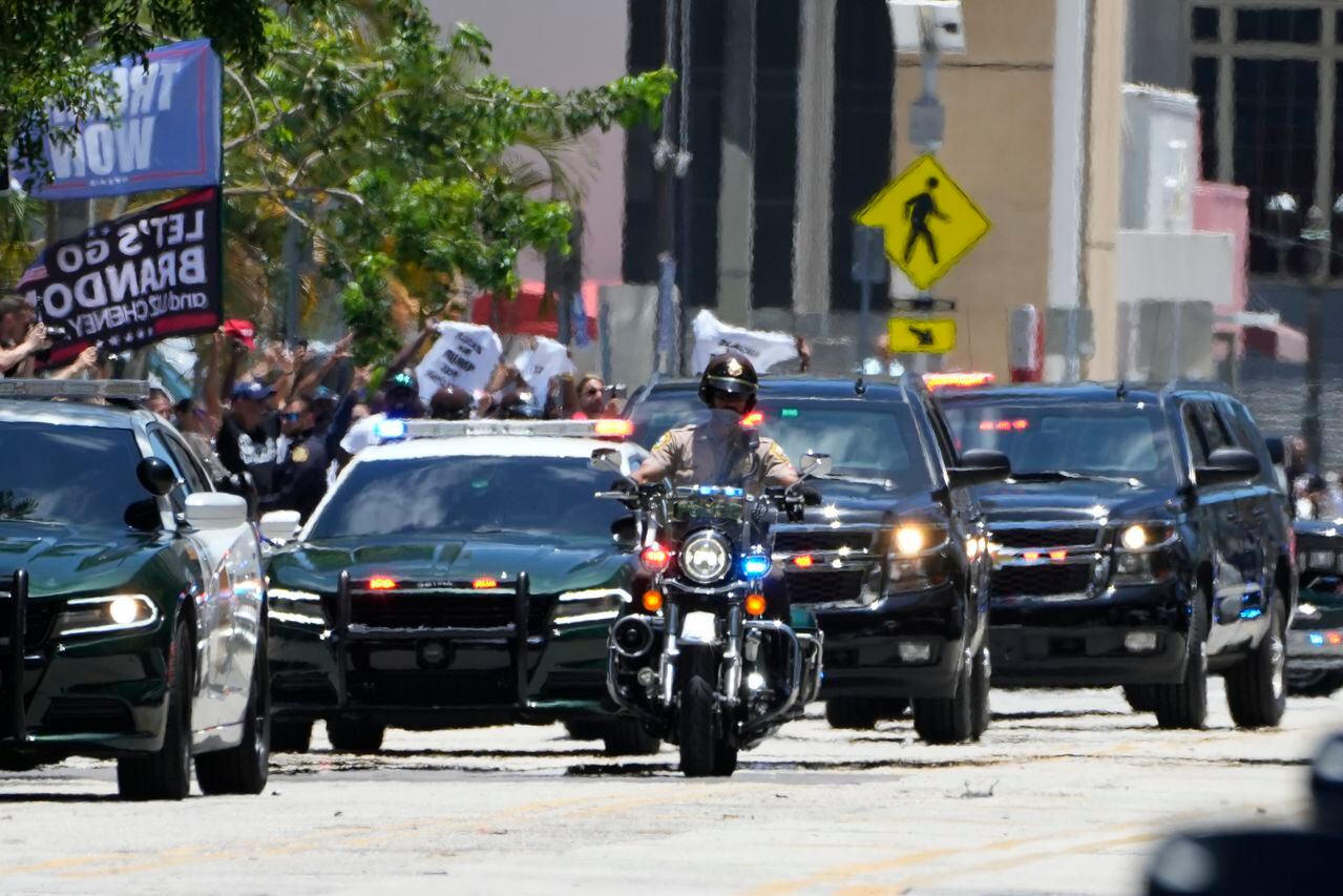 La caravana que transporta al expresidente Donald Trump llega cerca del Palacio de Justicia de los Estados Unidos Wilkie D. Ferguson Jr., el martes 13 de junio de 2023, en Miami.