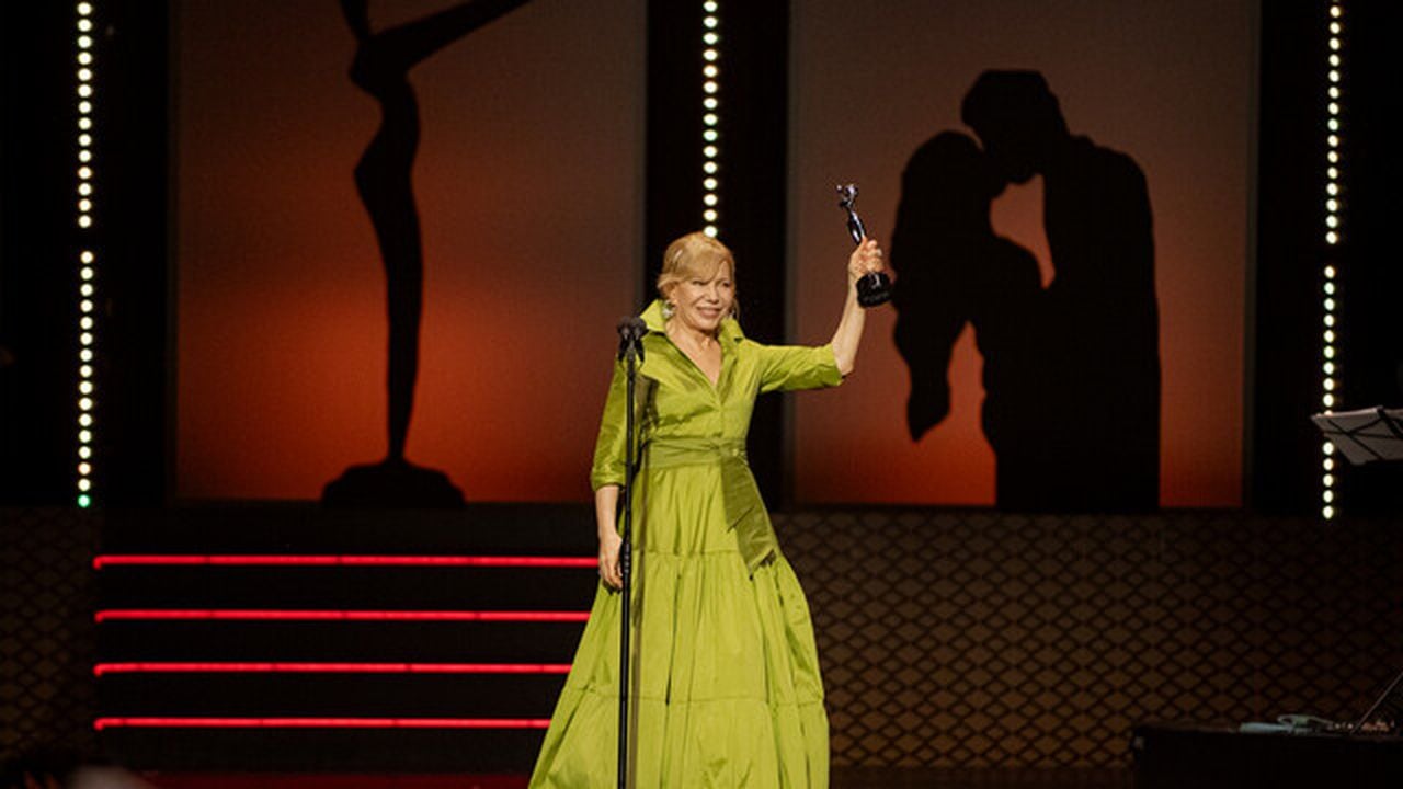 La actriz Cecilia Roth se llevó el Premio Platino de Honor por su larga trayectoria, esto en el marco de los 25 años del estreno de una de las máximas obras del director Pedro Almodóvar, ‘Todo sobre mi madre’, que ella protagonizó.