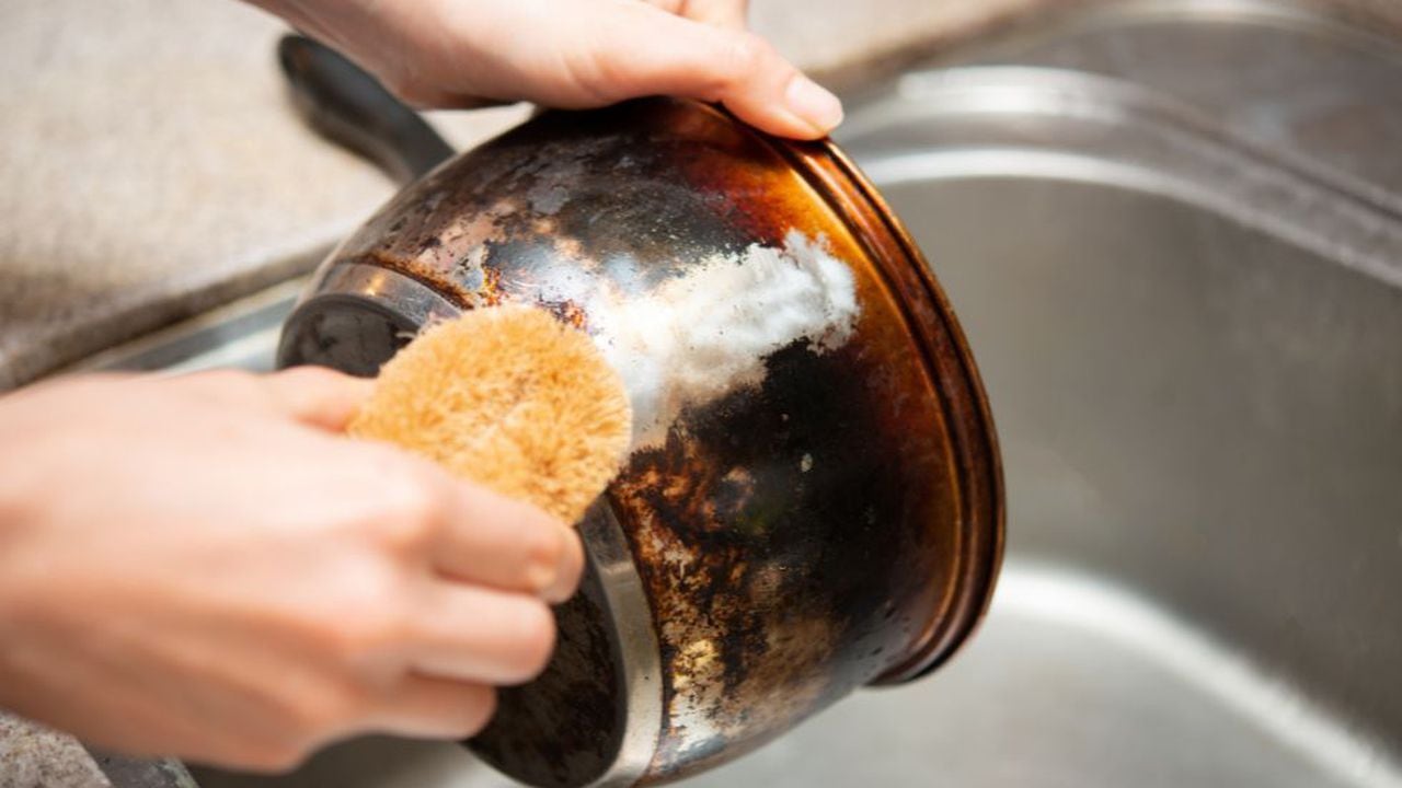 Algunos ingredientes naturales ayudan a limpiar las ollas quemadas, ya que actúan como agentes desengrasantes y desinfectantes, eliminando las manchas rebeldes y devolviéndoles su aspecto original.
