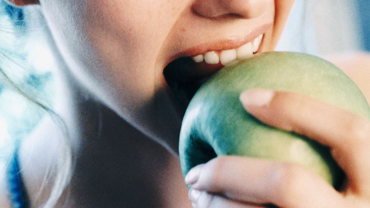 El consumo de manzana puede ayudar a combatir los dientes amarillos.