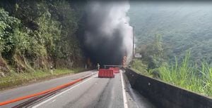 El incendio fue provocado por un accidente al interior del túnel.