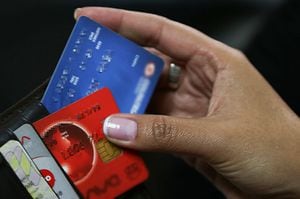 54 % de los colombianos con cuenta de ahorros ganan entre $500.000 y $1 millón. 1,8 millones de tarjetas de crédito hay en circulación en el país. 9,0 millones de créditos de  consumo se desembolsaron en el 2013, según Superfinanciera.
