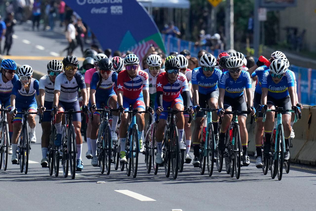 Los ciclistas compiten en la carrera de ruta en los Juegos Centroamericanos y del Caribe, el viernes 7 de julio de 2023, en San Salvador