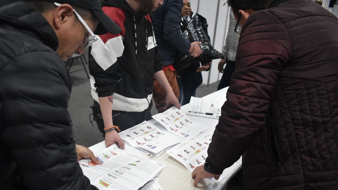 Conteo de Votos en corferias, escrutinio, mesas de votación
