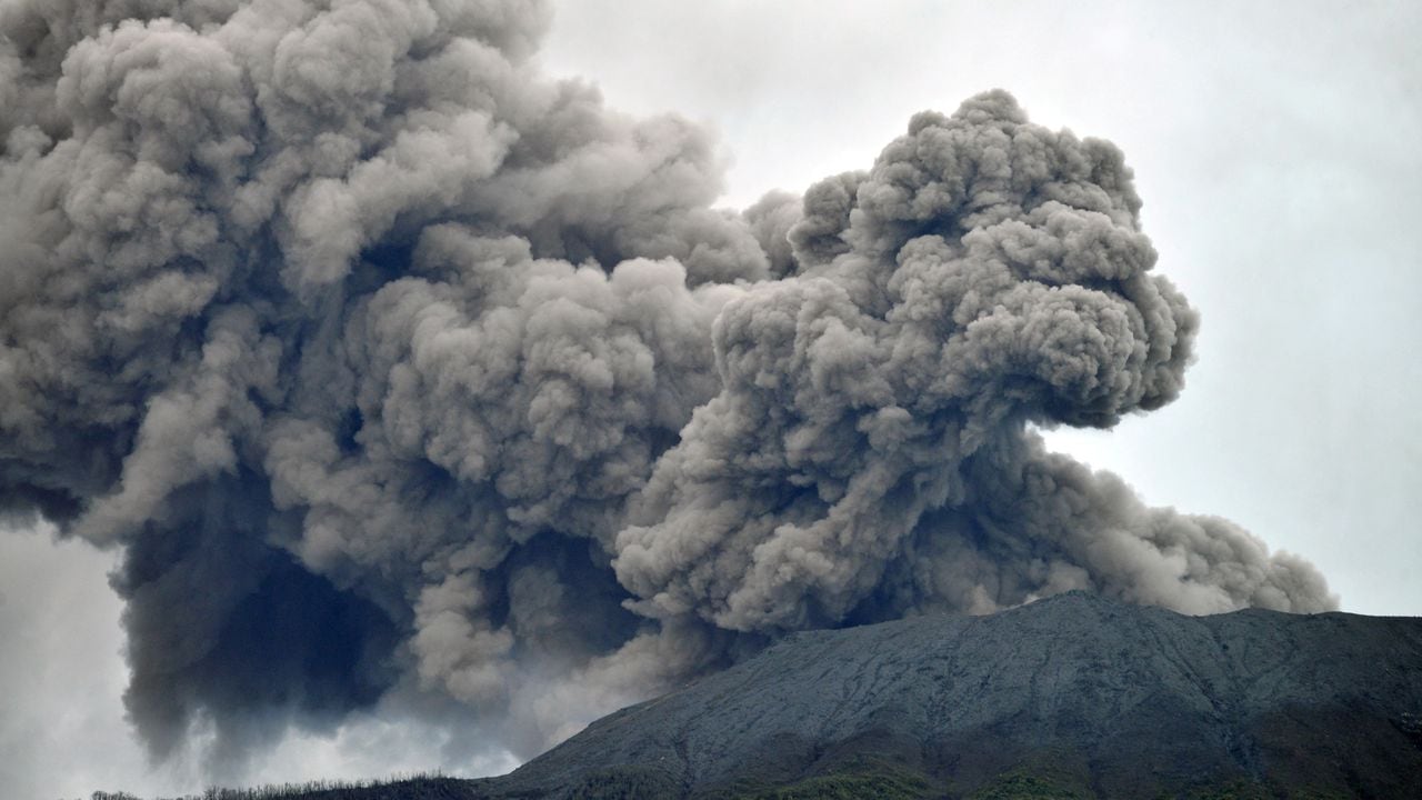 El volcán Monte Marapi arroja ceniza volcánica vista desde Nagari Batu Palano en Agam, provincia de Sumatra Occidental, Indonesia, el 4 de diciembre de 2023