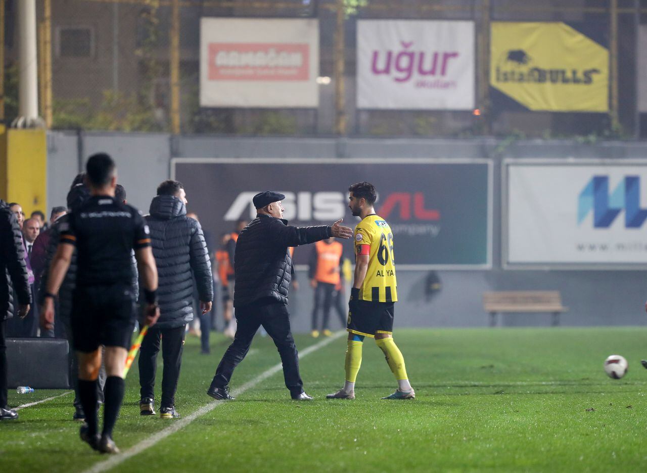 Presidente del Istanbulspor, Ecmel Sarıalioğlu, indicando a sus jugadores que salgan de la cancha.