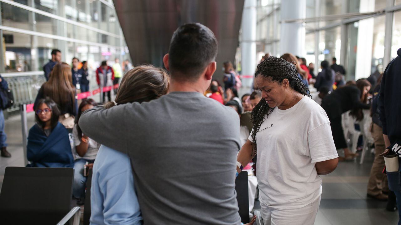 Varias familias son atendidas por Migración Colombia y la Defensoría del pueblo en el Aeropuerto Internacional El Dorado, luego de ser retornadas desde los Estados Unidos.
