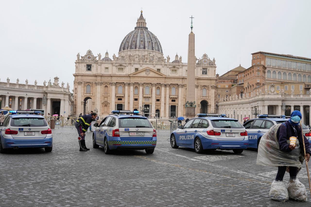 La policía italiana hace cumplir la seguridad en la Plaza de San Pedro en el Vaticano, el sábado 13 de mayo de 2023