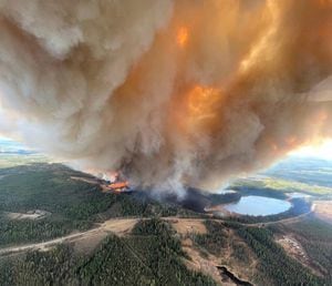 Los incendios han consumido más de 100.000 hectáreas de bosques, según las autoridades de Canadá.