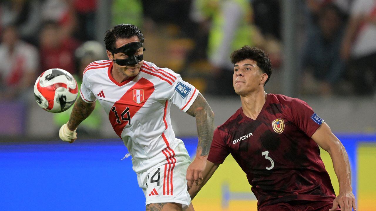 El delantero peruano Gianluca Lapadula (i) lucha por el balón con el defensor venezolano Yordan Osorio durante el partido de fútbol clasificatorio sudamericano para la Copa Mundial de la FIFA 2026 entre Perú y Venezuela en el Estadio Nacional de Lima el 21 de noviembre de 2023.