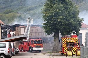 Los bomberos trabajan para extinguir un incendio que estalló en un hogar para personas discapacitadas en Wintzenheim, cerca de Colmar, este de Francia, el 9 de agosto de 2023. Foto: AFP