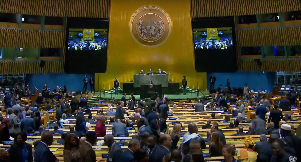 Gustavo Petro esperando a que la Asamblea General de la ONU haga silencio.