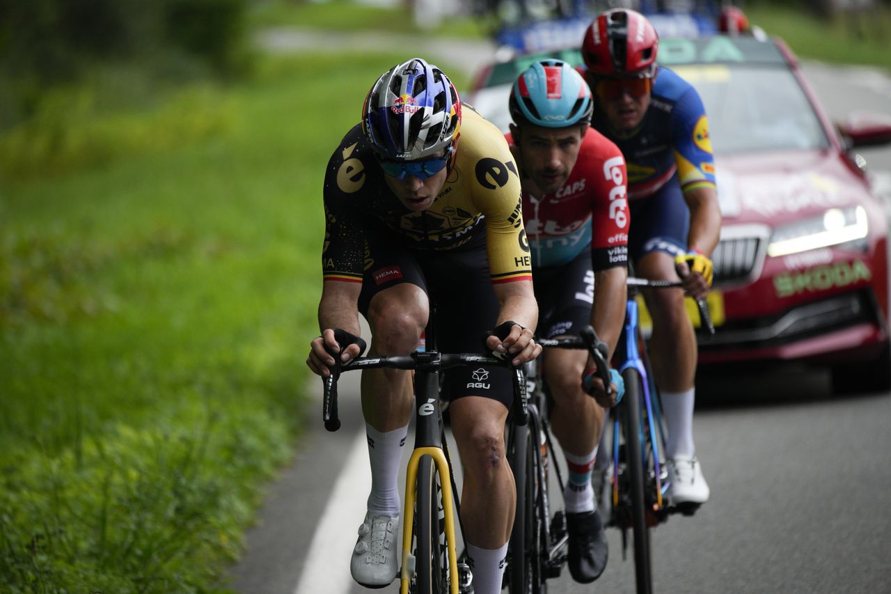 El belga Wout Van Aert, el belga Victor Campenaerts y el danés Mads Pedersen, de adelante hacia atrás, se escapan durante la quinta etapa de la carrera ciclista del Tour de Francia de más de 163 kilómetros (101 millas) con inicio en Pau y final en Laruns, Francia. Miércoles, 5 de julio de 2023. (Foto AP/Daniel Cole)