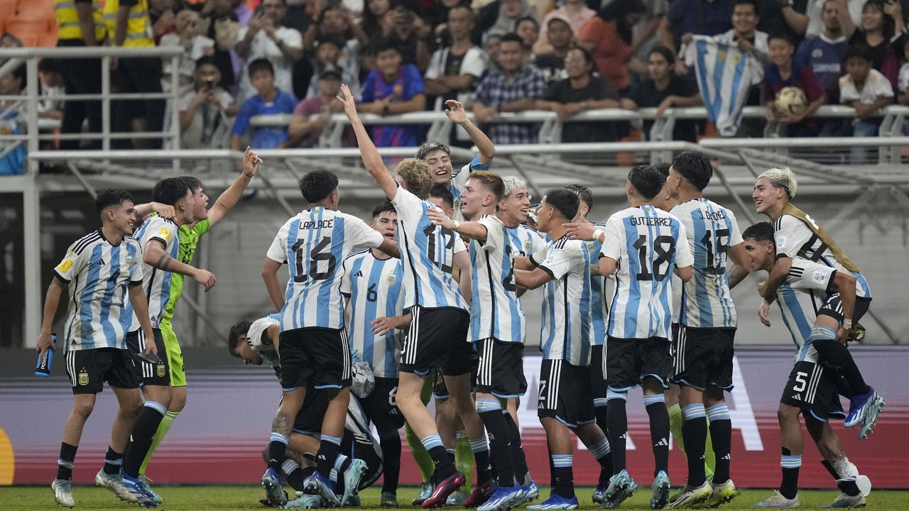 Argentina's players celebrate their victory over Brazil in their FIFA U-17 World Cup quarterfinal soccer match at Jakarta international Stadium in Jakarta, Indonesia, Friday, Nov. 24, 2023. (AP Photo/Achmad Ibrahim)