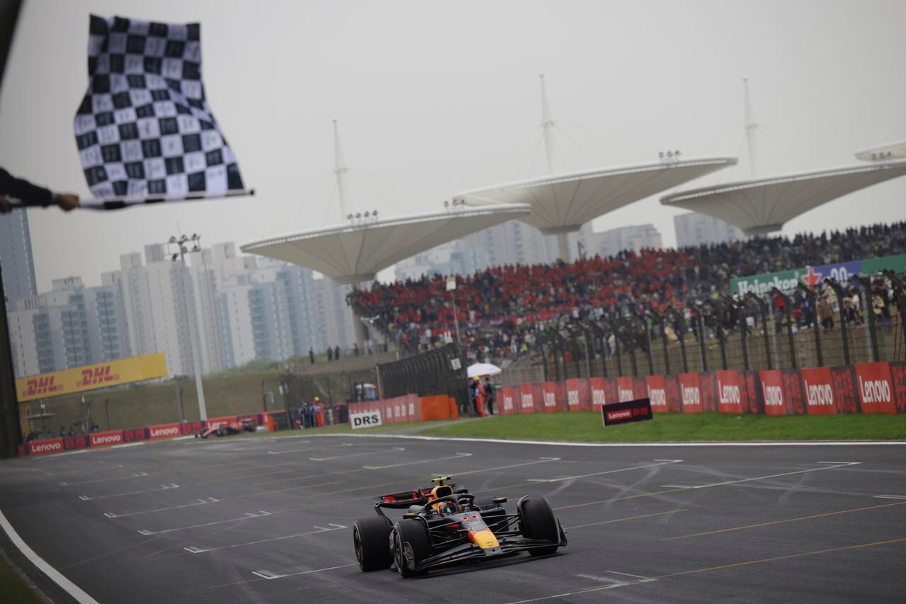 El piloto de Red Bull Sergio Pérez de México cruza la línea de meta para quedar tercero en el Gran Premio de Fórmula Uno de China en el Circuito Internacional de Shanghai, Shanghai, China, el domingo 21 de abril de 2024. (Andrés Martínez Casares/Pool Photo vía AP)