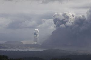 En las zonas aledañas al volcán, todo está cubierto de una gruesa capa de ceniza y humo tóxico. El Departamento de Salud recomendó no estar al aire libre, el uso de gafas y mascarillas, aunque éstas se han agotado.