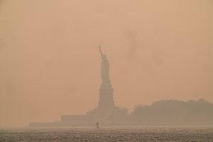 Una neblina humeante de los incendios forestales en Canadá envuelve la Estatua de la Libertad en Upper Bay el 7 de junio de 2023 en la ciudad de Nueva York.