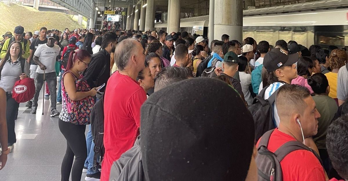 Personal del Metro de Medellín ayudó a los diferentes pasajeros para que se ubicaran y la movilidad fluyera.