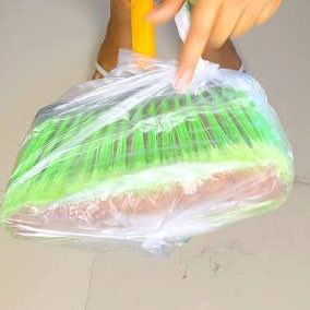 La práctica de colocar una bolsa de plástico en la escoba ha sido objeto de debate en los círculos de limpieza del hogar, generando opiniones encontradas sobre su efectividad real.