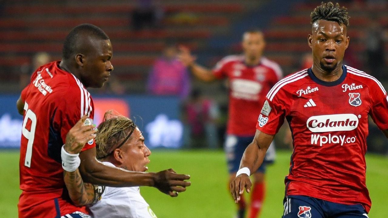 Dayro Moreno luchando una pelota en el partido ante Medellín