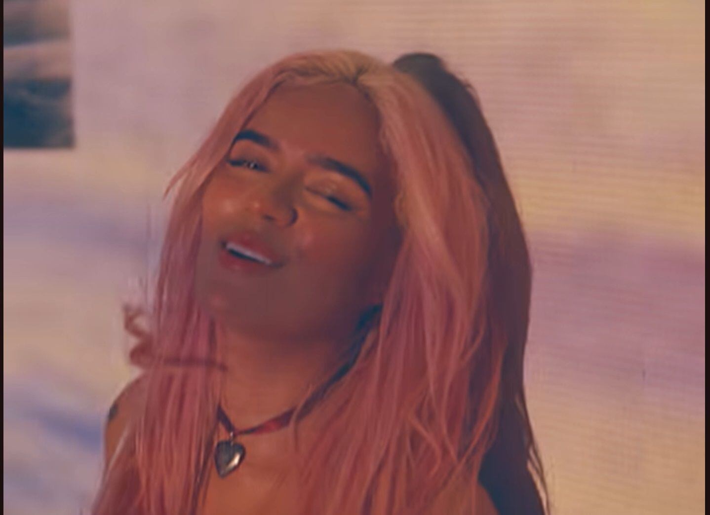 Artista rusa causó polémica tras acusar a Karol G de plagio - El País