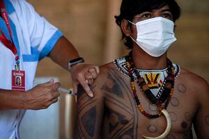 Un indígena guaraní es inoculado con la vacuna CoronaVac de Sinovac Biotech contra el COVID-19 en el campamento de la tribu Sao Mata Verde Bonita, en tierra indígena guaraní, en la ciudad de Marica, estado de Río de Janeiro, Brasil
