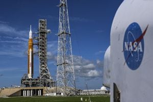 El cohete Artemis 1 de la NASA se encuentra en la plataforma de lanzamiento 39-B en el Centro Espacial Kennedy el 2 de septiembre de 2022 en Cabo Cañaveral, Florida.