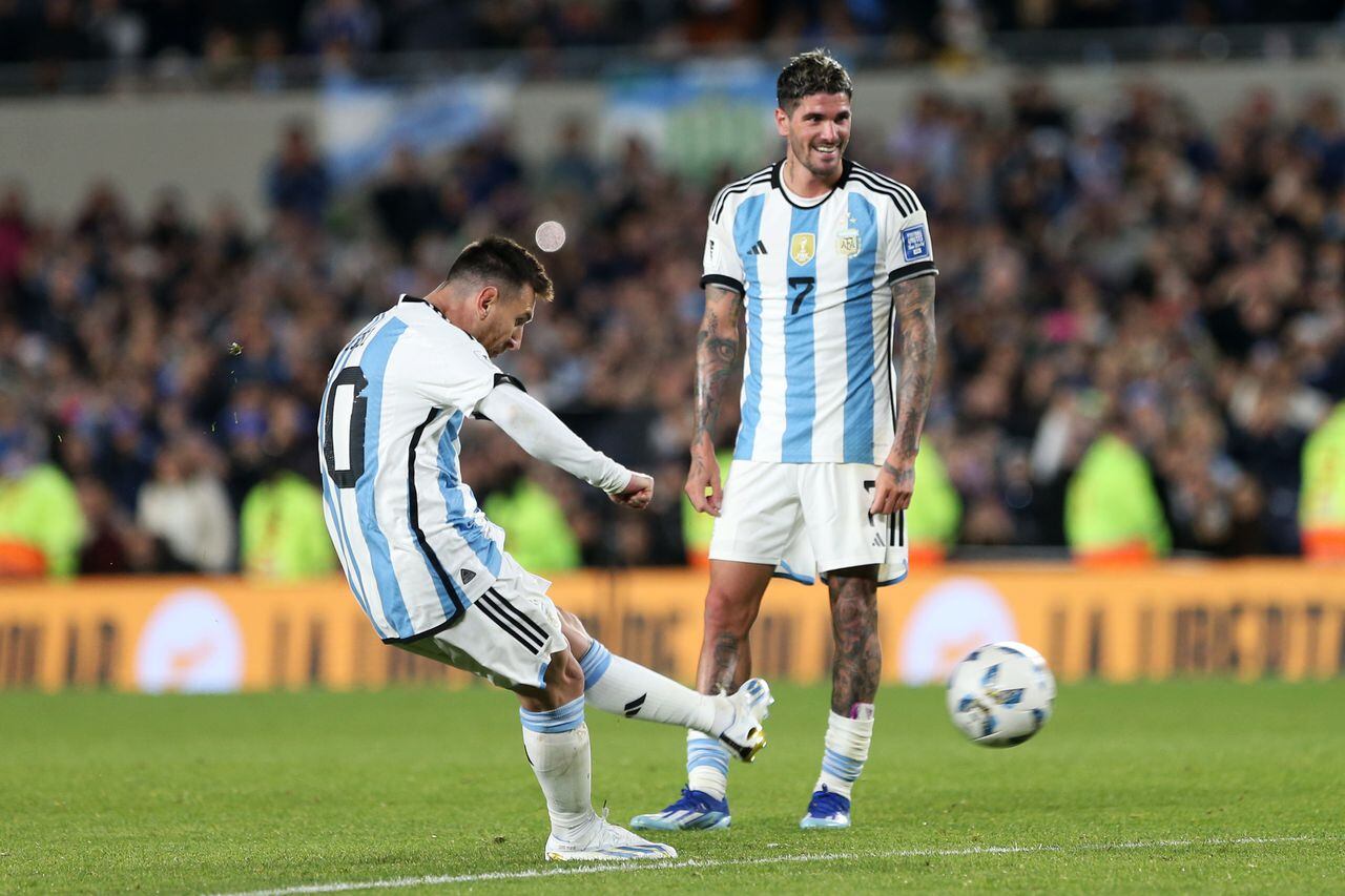 Lionel Messi rematando de tiro libre.