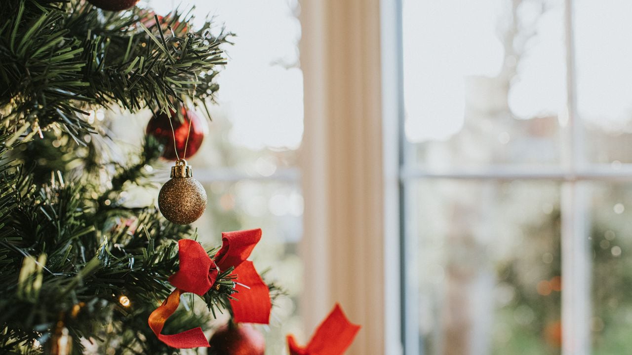 Si buscas atraer prosperidad y fortuna en el próximo año, el color puede ser muy importante en la decoración de Navidad.
