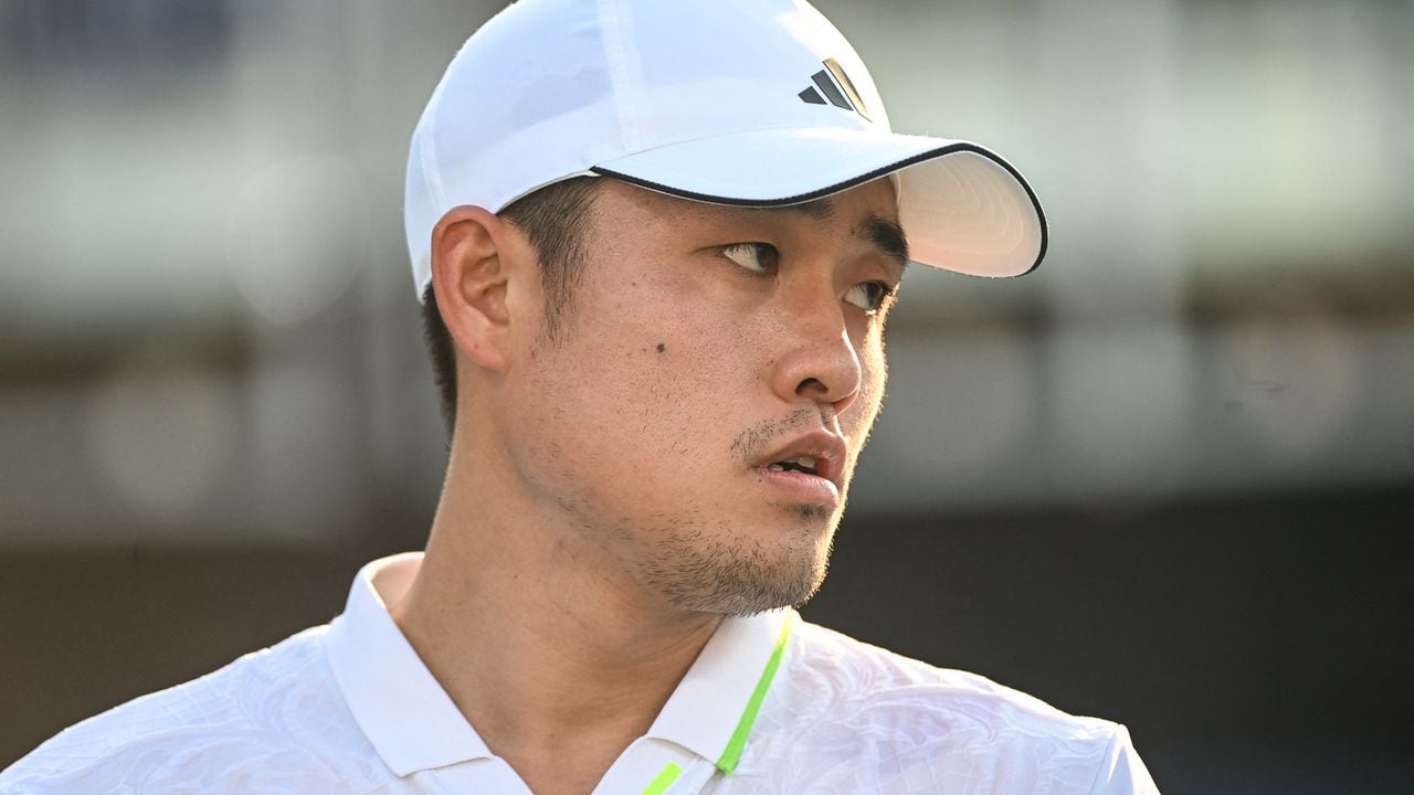 Yibing Wu se lamenta por el segundo episodio que sufre de desvanecimiento jugando tenis.