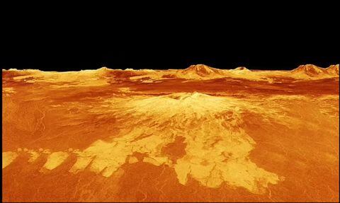 Gracias a su densa atmósfera, Venus es incluso más caliente que el planeta Mercurio, aunque este último orbita más cerca del sol.