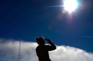 Miradas al cielo: Colombia se prepara para el impactante eclipse total de sol.