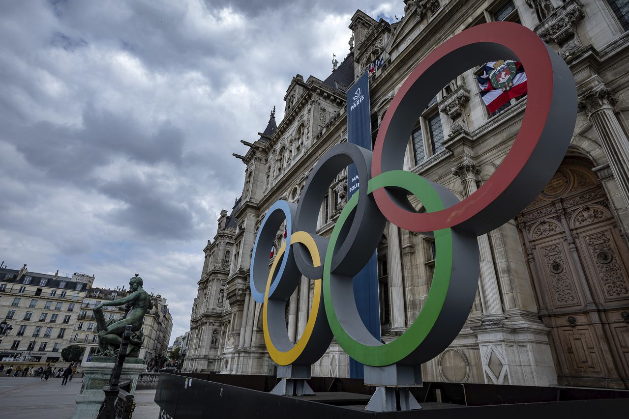 Los anillos olímpicos frente al ayuntamiento de París, sede de los Juegos en 2024.