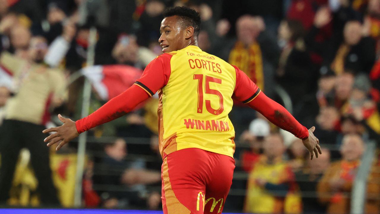 El centrocampista colombiano de Lens #15 Oscar Cortes celebra después de anotar durante el partido de fútbol francés L1 entre RC Lens y Stade de Reims en Stade Bollaert-Delelis en Lens, norte de Francia, el 16 de diciembre de 2023. (Foto de FRANCOIS LO PRESTI / AFP)