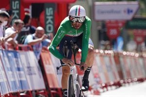 El ciclista italiano del equipo Ineos, Filippo Ganna, cruza la línea de meta para ganar la etapa 10 de la Vuelta ciclista a España 2023, una contrarreloj individual de 25,8 km en Valladolid, el 5 de septiembre de 2023. (Foto de CESAR MANSO / AFP )